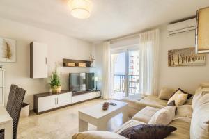 TV a/nebo společenská místnost v ubytování APARTAMENTO EN LA PLAYA CON VISTAS DE ENSUEÑO
