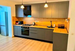 Η κουζίνα ή μικρή κουζίνα στο Modern Apartment In Yerevan by Republic squer