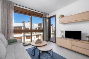a living room with a couch and a tv at Casa MardeSal in San Pedro del Pinatar