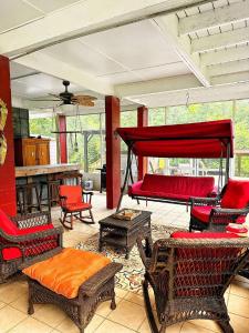 een woonkamer met rode stoelen en een tafel bij Sister River Retreat in Vernon