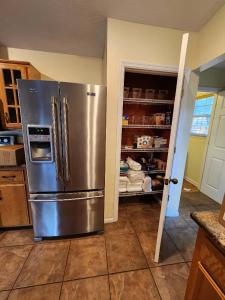 een keuken met een roestvrijstalen koelkast voor een voorraadkast bij Sister River Retreat in Vernon