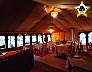 Jídlo v luxury tent nebo okolí