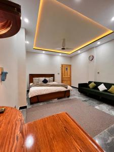 Postel nebo postele na pokoji v ubytování Sarai Abbottabad