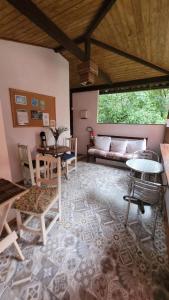 a living room with a table and chairs and a couch at Pitanga Ilha Grande in Abraão