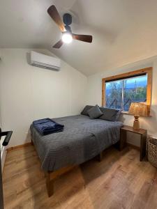 Ένα ή περισσότερα κρεβάτια σε δωμάτιο στο Cozy Covelo Tiny Home - Hot Tub & Oaks