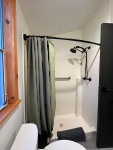 Ένα μπάνιο στο Cozy Covelo Tiny Home - Hot Tub & Oaks