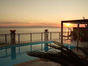 Πισίνα στο ή κοντά στο Seaview Villa Yannis