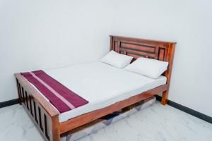 Postel nebo postele na pokoji v ubytování Corniche Villa and Rooms kattankudy