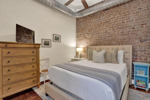 Postel nebo postele na pokoji v ubytování Midtown Pointe + 33 fotografií