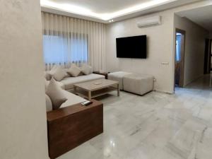 TV a/nebo společenská místnost v ubytování Hideaway Rosa Parc Mohammedia