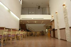 przedpokój z krzesłami i stołem w budynku w obiekcie Rakuchin w mieście Naha