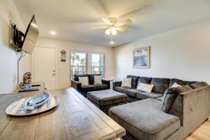 una sala de estar con un sofá y una mesa en Beach and Pool Access Port Aransas Condo with Balcony, en Port Aransas