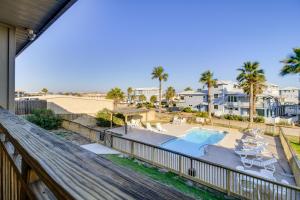 Un balcón con vista a la piscina y palmeras. en Beach and Pool Access Port Aransas Condo with Balcony, en Port Aransas