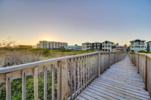 un paseo marítimo que conduce a la playa con apartamentos en condominio en Beach and Pool Access Port Aransas Condo with Balcony, en Port Aransas