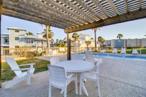 Πισίνα στο ή κοντά στο Beach and Pool Access Port Aransas Condo with Balcony