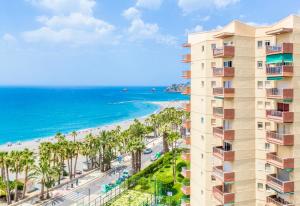 uitzicht op een gebouw en het strand bij Apartamento Góndolas in Almuñécar