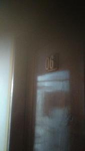 eine Tür mit der Nummer an der Wand in der Unterkunft Dina Cozy House in Jakarta