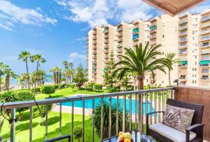 een balkon met uitzicht op een resort bij Apartamento Góndolas in Almuñécar