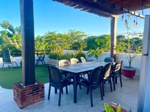 Une table à manger et des chaises sont disponibles sur la terrasse. dans l'établissement Alux, à Bacalar 6 autres photos