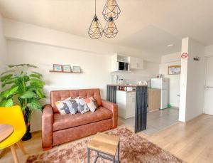 a living room with a couch and a kitchen at Nuevo Exclusivo con vista panoramica al mar - Ocean View in Lima