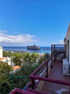 Arriaga Marina Club Apartament في فونشال: شرفة مطلة على المحيط