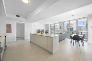 eine Küche und ein Esszimmer mit Tisch und Stühlen in der Unterkunft Beach Escape with Balcony & Resort Amenities in Hallandale Beach