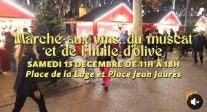 a woman walking down a street at a christmas market at ELEGANCE Castillet - Plein Centre Proche Gare Bus et Transports - IDEAL COUPLE ou PRO - Moderne et Confort - OFFRE SPECIALE in Perpignan