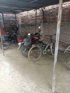 穆扎夫法尔普尔santosh lodge的一群摩托车停在砖墙下。