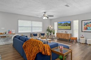 Posezení v ubytování Fun Oasis Near Springs Spa Game Room Yard Spa EV + 41 fotografií