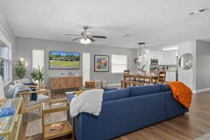 Posezení v ubytování Fun Oasis Near Springs Spa Game Room Yard Spa EV