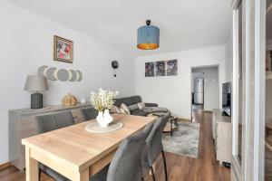 une salle à manger et un salon avec une table et des chaises dans l'établissement Green Point Apartment, Sosnowiec City Center, à Sosnowiec