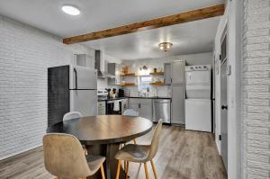 Kuchyň nebo kuchyňský kout v ubytování Cozy Retreat Near OSU & Downtown Stillwater