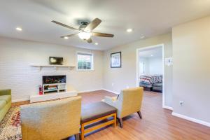 Una sala de estar con un sofá y un ventilador de techo. en 10 Mi to DC Berwyn Heights Apt with Shared Patio!, en Berwyn Heights