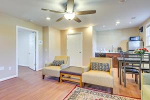 Una sala de estar con sillas y una mesa y una cocina. en 10 Mi to DC Berwyn Heights Apt with Shared Patio!, en Berwyn Heights