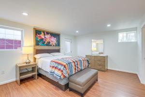 Un dormitorio con una cama y una silla dentro. en 10 Mi to DC Berwyn Heights Apt with Shared Patio!, en Berwyn Heights