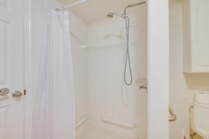 un baño con ducha y WC en 10 Mi to DC Berwyn Heights Apt with Shared Patio!, en Berwyn Heights 16 fotos más