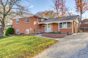una casa de ladrillo rojo con entrada para coches en 10 Mi to DC Berwyn Heights Apt with Shared Patio!, en Berwyn Heights