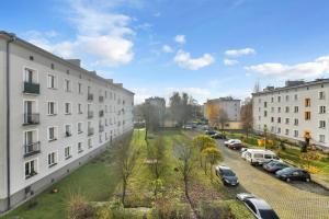 - une vue sur une rue avec des voitures et des bâtiments en stationnement dans l'établissement Green Point Apartment, Sosnowiec City Center, à Sosnowiec