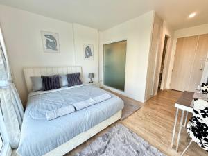 Ένα ή περισσότερα κρεβάτια σε δωμάτιο στο BEACHSIDE Studio in Neo Sea View Condo +10 φωτογραφίες