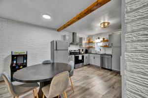 Kuchyň nebo kuchyňský kout v ubytování Cozy Retreat Near OSU & Downtown Stillwater + 22 fotografií