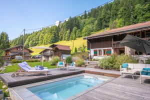 Bazén v ubytování Hot tub, Sauna, Private shuttle and Privacy - 14 ppl - Stunning Ferme Liberté nebo v jeho okolí