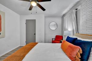 Postel nebo postele na pokoji v ubytování Cozy Retreat Near OSU & Downtown Stillwater