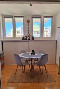 a dining room with a table and chairs at Casa Piszi in Torrevieja