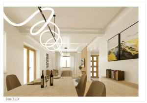 una sala da pranzo con tavolo, sedie e lampadario pendente di Villa Prestige Collection a Scheia