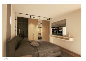 un soggiorno con divano e mensola con bottiglie di vino di Villa Prestige Collection a Scheia Altre 30 foto