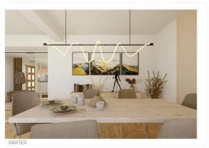 una sala da pranzo con un tavolo e un lampadario di Villa Prestige Collection a Scheia