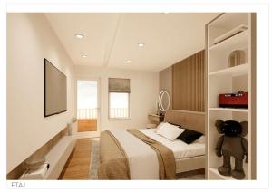 una camera da letto con un letto con un orsacchiotto sopra di Villa Prestige Collection a Scheia