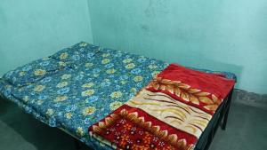 Ένα ή περισσότερα κρεβάτια σε δωμάτιο στο santosh lodge