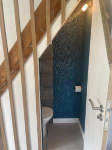 ein Badezimmer in einem ausgebauten Dachgeschoss mit Toilette in der Unterkunft Le petit four à pain in Iffendic