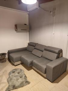 ein Wohnzimmer mit einem Bett und einem Stein auf dem Boden in der Unterkunft Departamentos Negretti in Junín